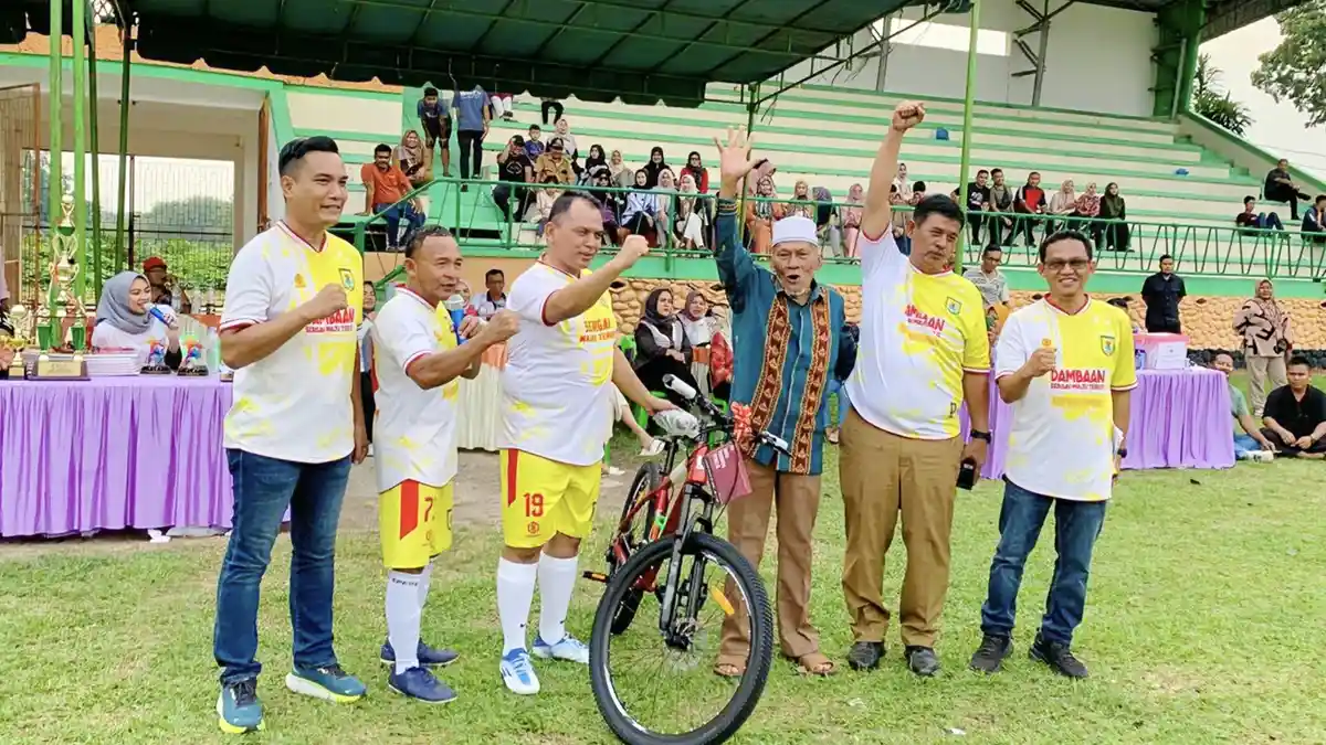 Kakek Saragih Semringah Terima Sepeda dari Kapolres Sergai