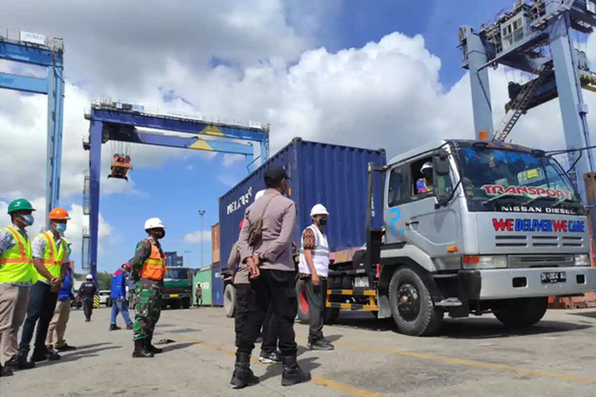 Sopir Kontainer Tepis Ada Pungli Operasi Premanisme di Pelabuhan Tenau