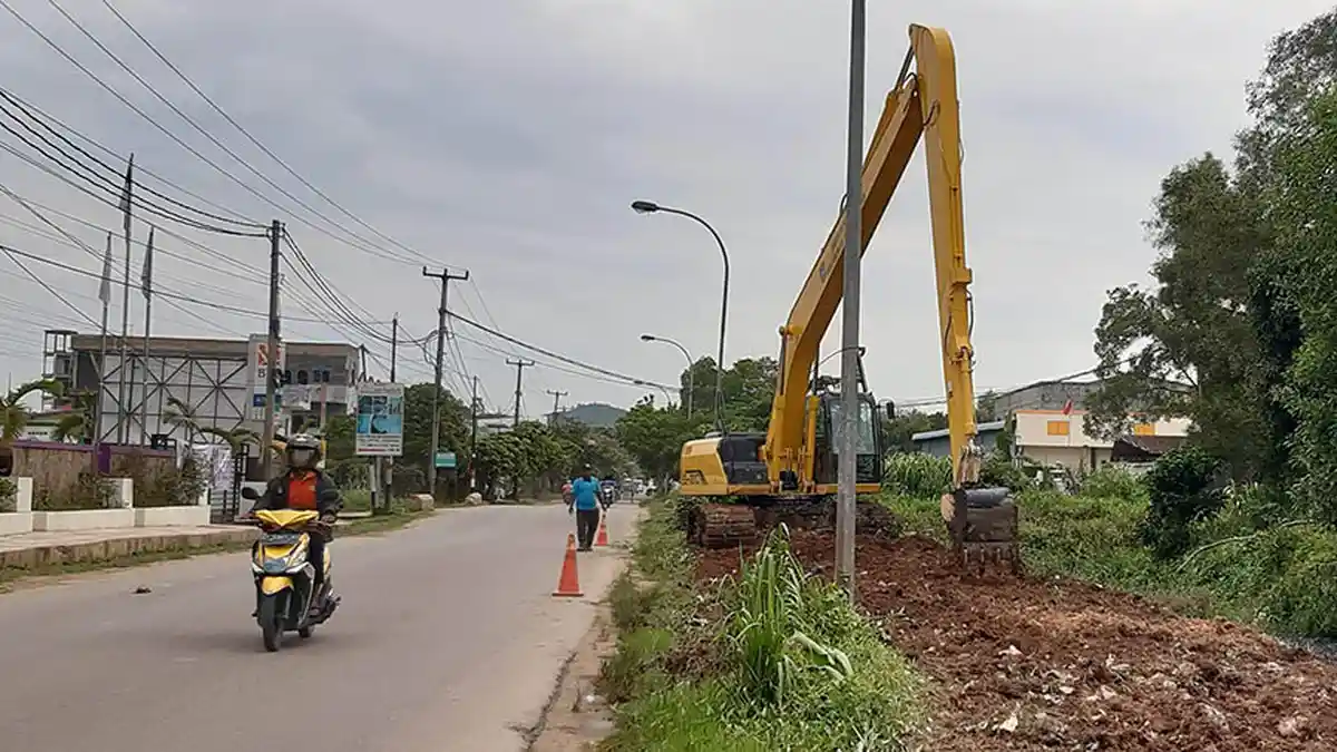 Antisipasi Banjir, Camat Sagulung Batam Normalisasi Saluran Drainase