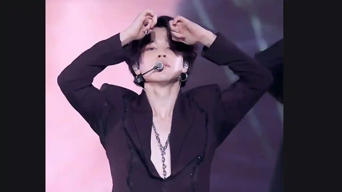 POPULER - Terekam Momen Jimin BTS Lepas Kancing Blazer saat Konser, ARMY Langsung Histeris
