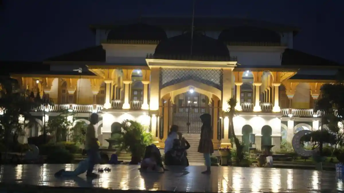 Berita Foto: Istana Maimoon Medan, Peninggalan Sejarah Sultan Makmun Al Rasyid Perkasa Alamsyah - Sejumlah-warga-Kota-Medan-menikmati-suasana-malam-di-kawasan-Istana-Maimoon.jpg