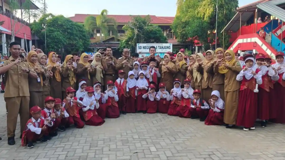 Tahun Ajaran Baru Dimulai, Bupati Tabalong H Fani Apresiasi Ayah Antar Anak di Hari Pertama Sekolah - Banjarmasinpost.co.id
