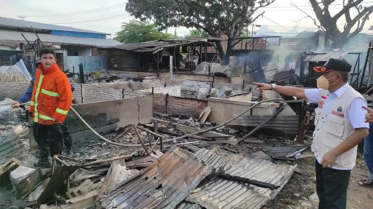 BPBD Bandar Lampung Terjunkan 7 Unit Damkar ke Lokasi Kebakaran di Dekat Pasar Cimeng