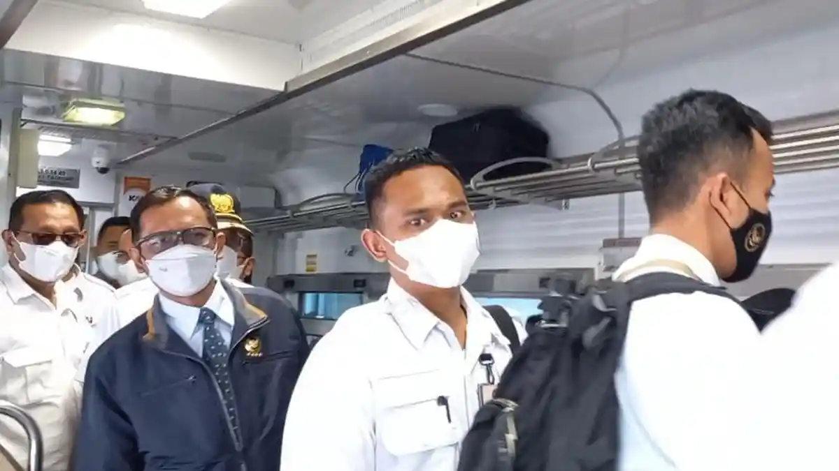 Tinjau Stasiun Pasar Senen, Mahfud MD Imbau Masyarakat dan Petugas Kerja Sama Demi Kelancaran Mudik