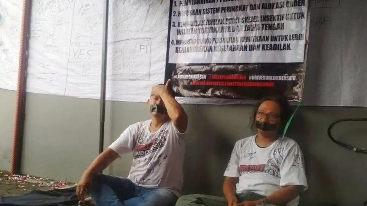 Dua Orang Pengemudi Daring di Yogya Protes dengan Mogok Makan