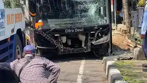 Proses-evakuasi-bus-pariwisata-yang-mengalami-kecelakaan-di-turunan-Jalan-Gombel-Lama.jpg