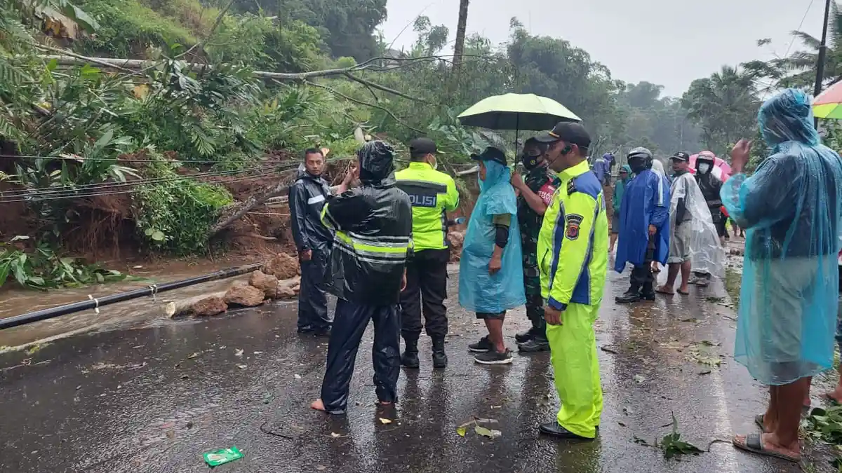 Longsor di Jalur Garut-Tasikmalaya Via Cilawu, Roda Empat Tidak Bisa Lewat