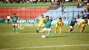Pemain-PSMS-Medan-Rachmad-Hidayat-menendang-pinalti-kearah-gawang-Sriwijaya-FC1.jpg