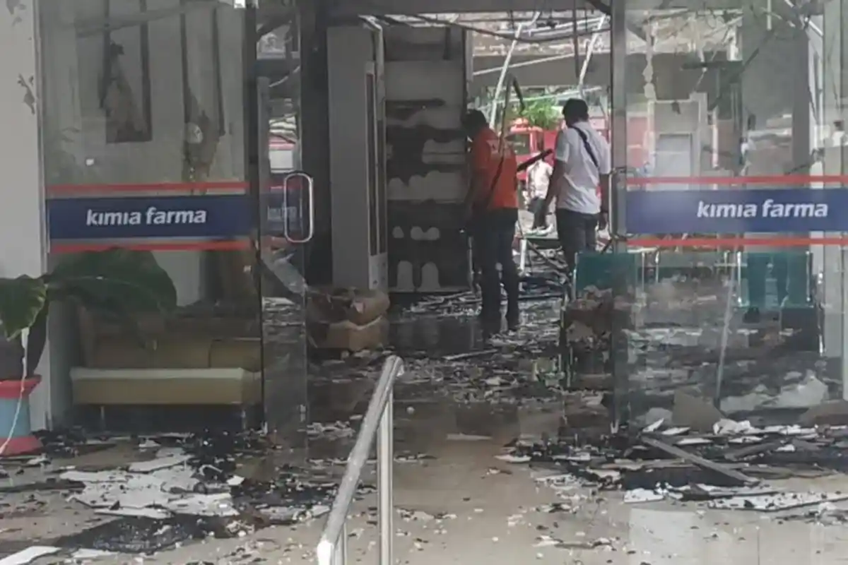5 Ruangan Apotek Kimia Farma Diponegoro Surabaya Terbakar, Begini Tanggapan Manajemen