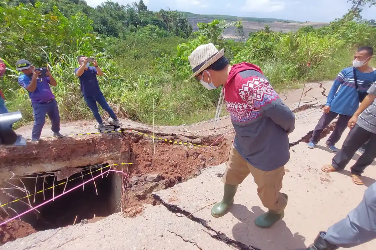 Jalan Poros Sangatta Retak dan Longsor, Bupati Kutim: Kontur Tanahnya Kurang Bagus