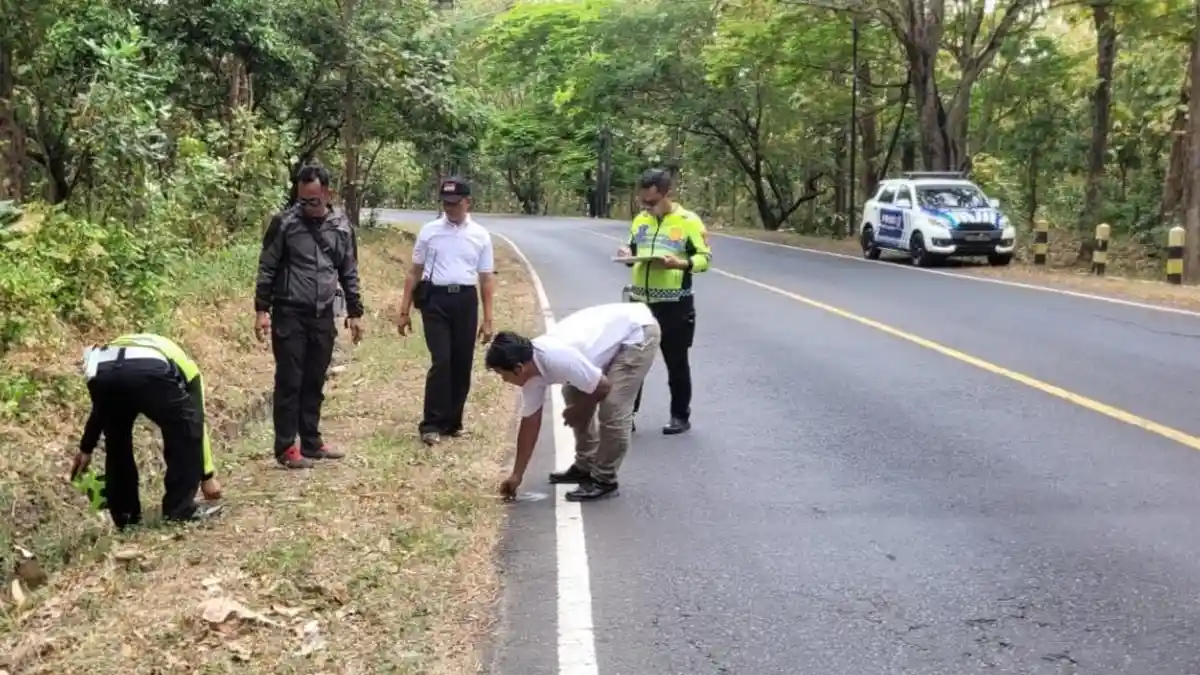 Oleng Saat Menikung, Mobil Pikap Tabrak Pemotor di Situbondo, Pasutri Luka, Bocil Tewas Saat di RS