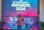 20240518_marthen-howay-sabet-penghargaan.jpg