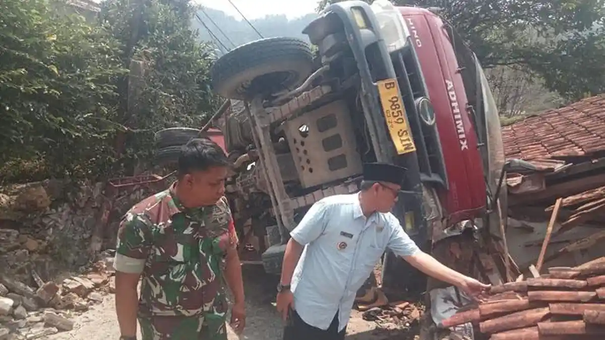 Tak Kuat Menanjak, Truk Molen Terguling Timpa Dapur Rumah Warga di Megamendung Bogor