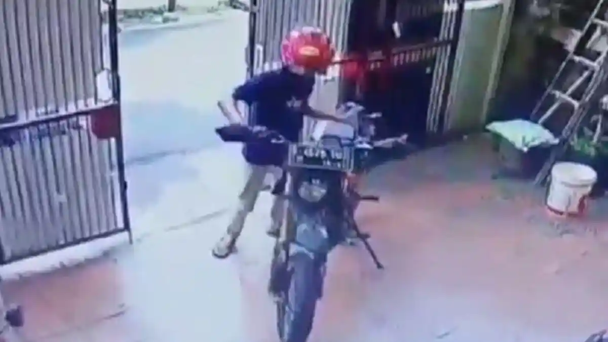 Video Maling Gondol Kawasaki D-Tracker 150 dengan Mudah di Jakarta