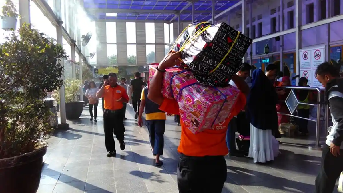 Hikmah Hari Raya Bagi Porter Stasiun Pasar Senen
