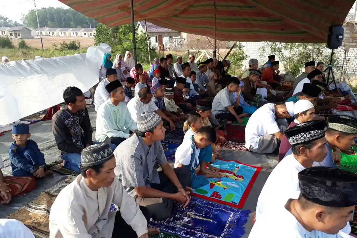 Beratap Tenda dan Lantai Terpal Tidak Surutkan Niat Warga Laksanakan Salat Idul Adha