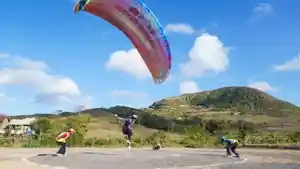 Atlet-Paralayang-mendarat-di-pantai-Lancing.jpg