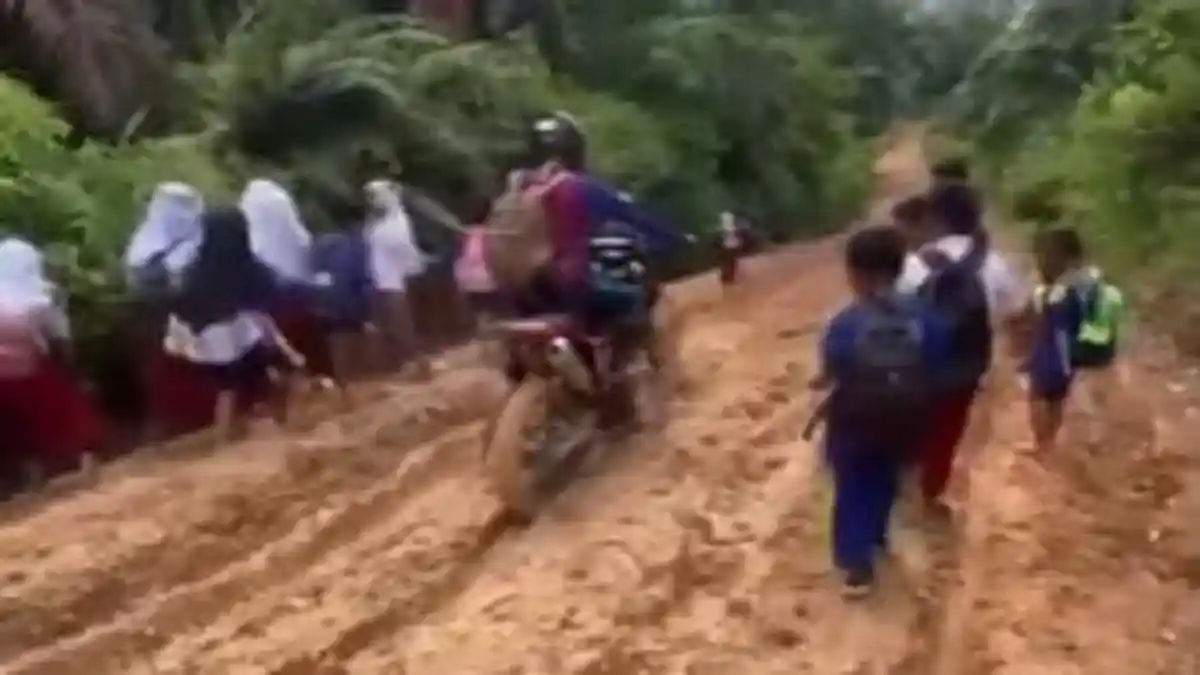 Warga Kampung Lebuh Bungo Jambi Tagih Janji Pemerintah Perbaikan Jalan, Ketua DPRD Pilih Bungkam