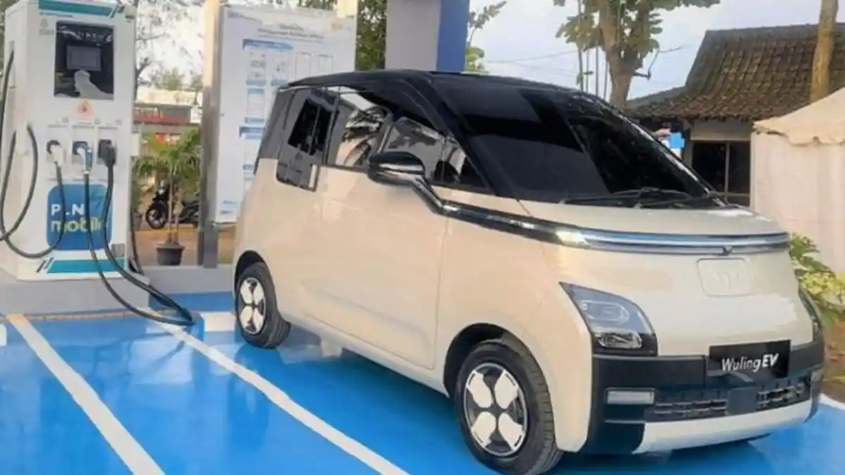 Mobil Listrik Mini Wuling Pamer Diri di Stasiun Pengisian Kendaraan Listrik Umum Borobudur