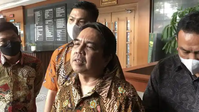 Ade Armando Komentari Safari Jokowi Keliling Indonesia, Singgung Blusukan untuk 'Partai Keluarga'