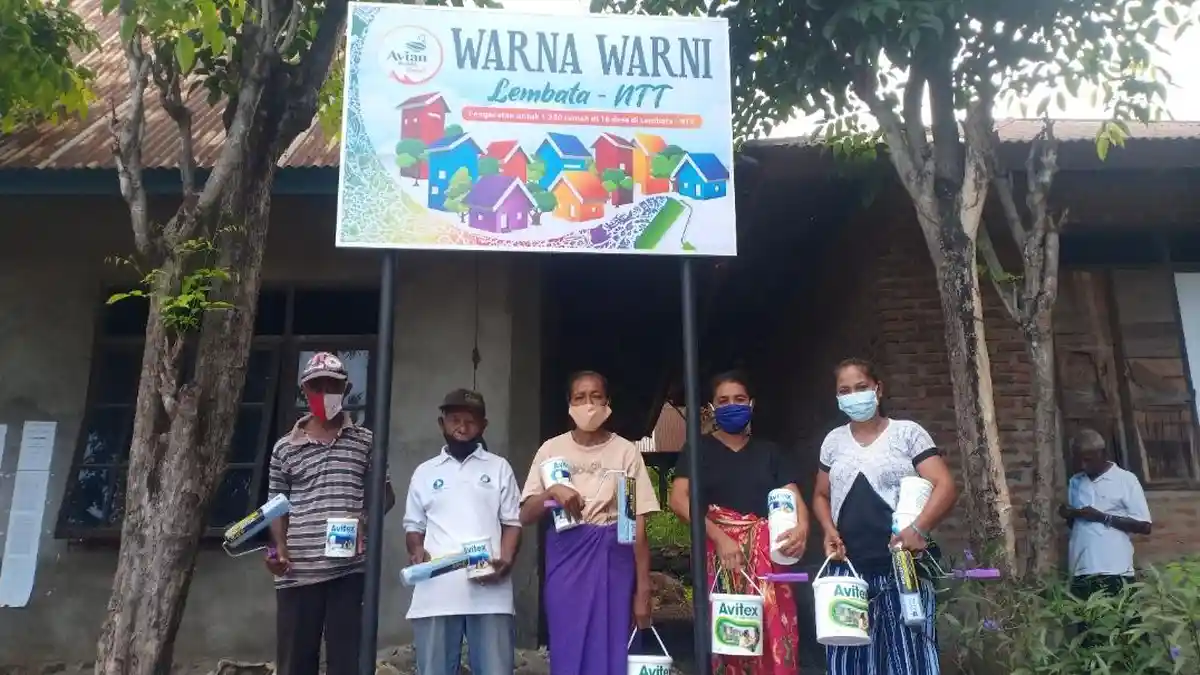Avian Brands Donasikan Cat, 13 Desa di Lembata Segera Kembali Berwarna