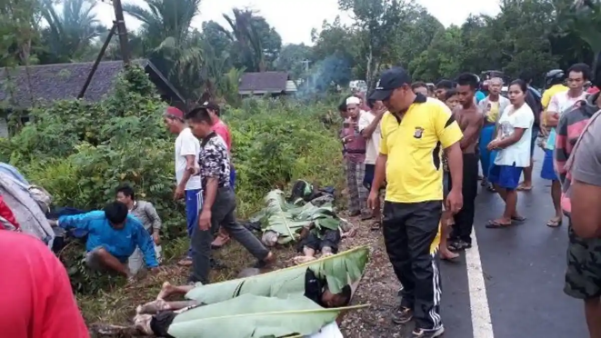 Peziarah dari Pontianak Kecelakaan Maut di Trans Kalimantan! 11 Orang Tewas