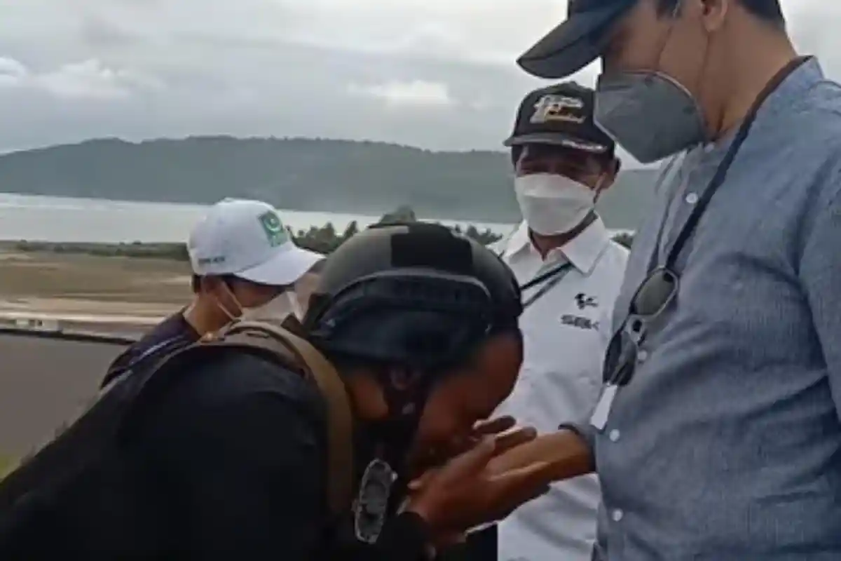 Tak Sadar yang Ditegur TGB, Anggota Brimob di NTB Langsung Cium Tangan: 'Ya Allah, Ampun Tuan Guru'