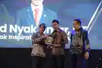 Farid-terima-Serambi-Demokrasi-Award.jpg