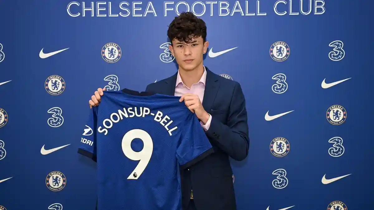 RESMI! Pemain 17 Tahun Keturunan Thailand Dikontrak Chelsea