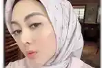 Dhena-Devanka-mantan-istri-Jonathan-Frizzy-belajar-berhijab.jpg