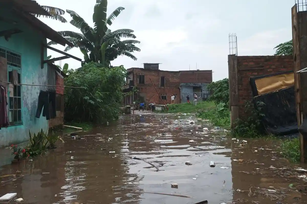 Sampah Penyebab Banjir di Jalan Antasari Bandar Lampung Diambil Petugas DLHK Bandar Lampung