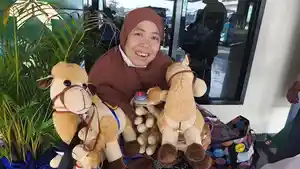 Jemaah-Haji-bawa-boneka-unta.jpg