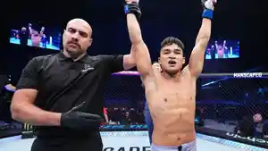 Jeka-Saragih-merayakan-kemenangan-pada-semifinal-Road-to-UFC.jpg
