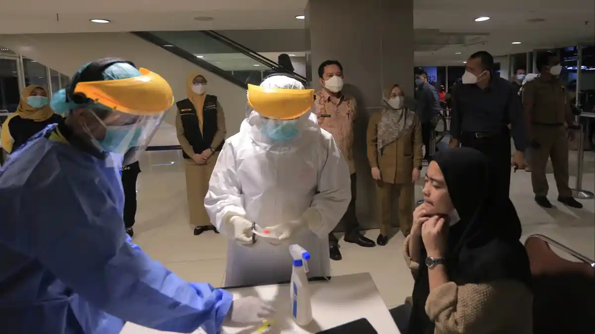 Cari Terpapar Covid-19, Sebanyak 500 Pekerja di Tangcity Mall Dites PCR selama Periode Nataru