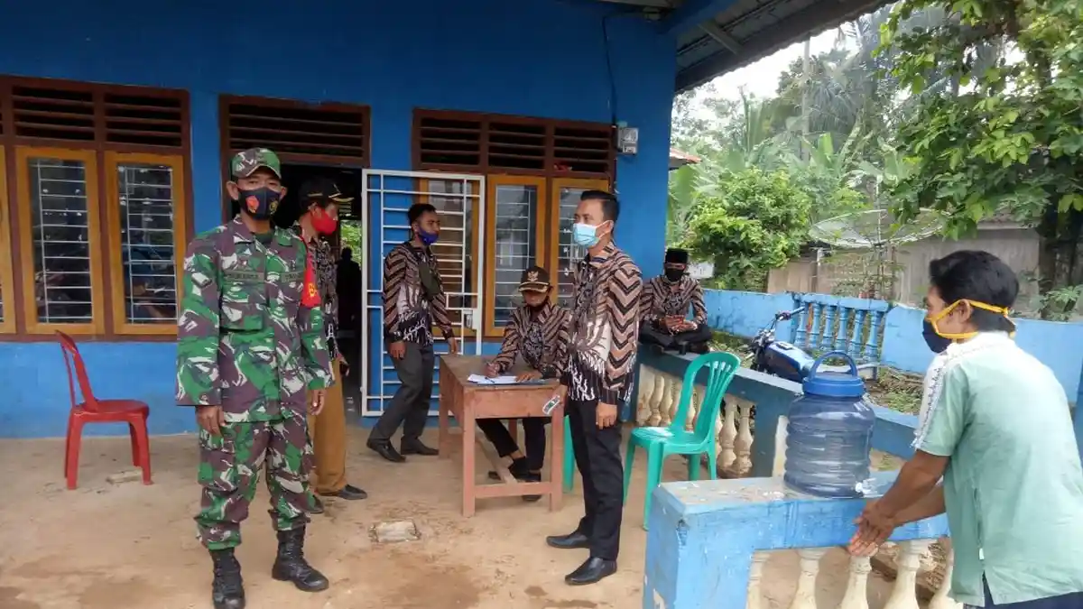 Babinsa Koramil 427-05/Banjit Way Kanan Lampung Himbau Warga Pakai Masker