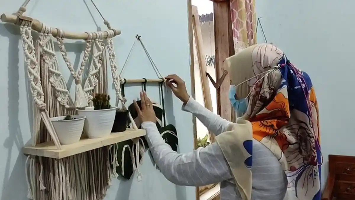 Hasil Kerajinan Makrame Warga Banjarnegara Ini Mulai Diminati Pasar, Sayang Terkendala Modal