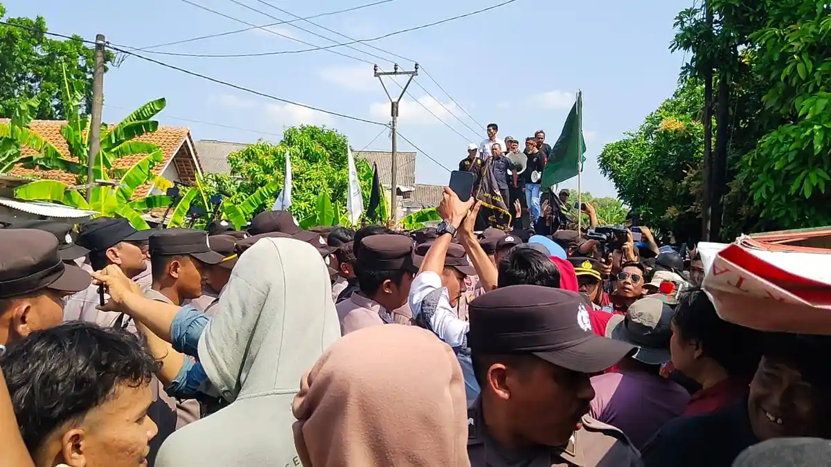 Massa Pendemo Teriak Tangkap Panji Gumilang, Dua Kubu Saling Berhadapan Terhalang Kawat dan Polisi