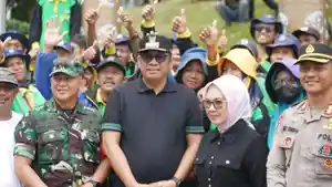 20240510_Basri-Najirah-berfoto-bersama-petugas-kebersihan-saat-menyambut-piala-Adipura.jpg