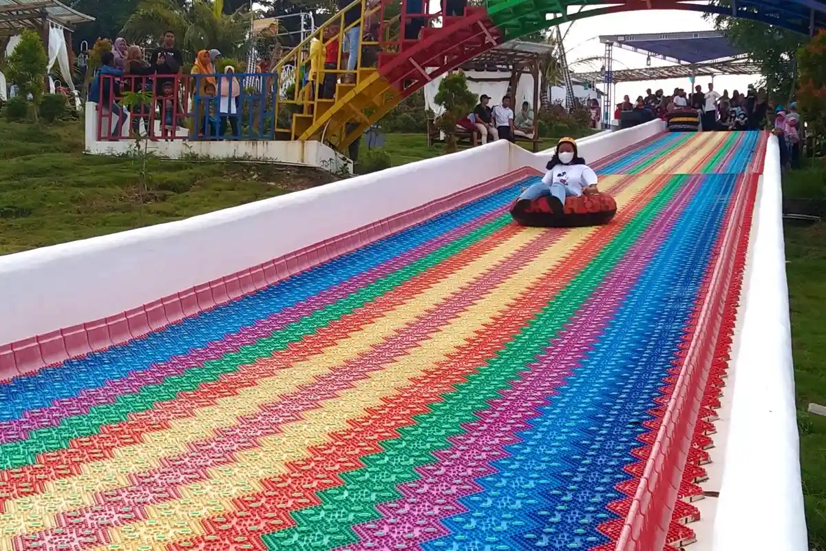 Uji Adrenalin di Rainbow Slide Sepanjang 80 Meter di Havana Hills Cilacap, Berani Coba?