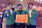 Tiga-mahasiswa-Fakultas-Teknik-USK-menunjukkan-medali-dan-sertifikat-Silver-Medal.jpg