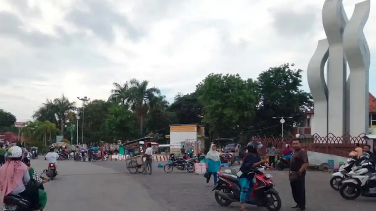 Ditertibkan Petugas Gabungan, PKL Monumen Arek Lancor Pamekasan Menolak dan Melawan