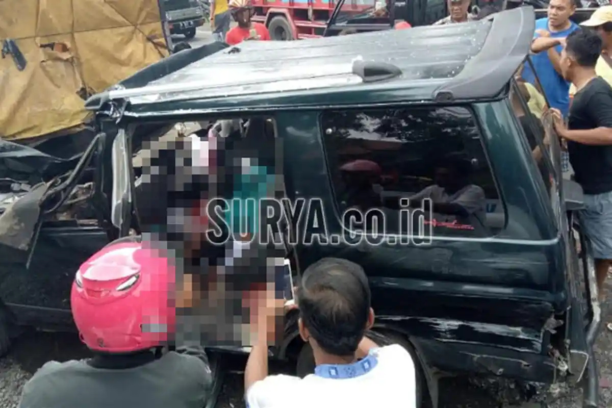 BREAKING NEWS - Panther Hantam Dump Truk di Pajarakan Probolinggo, Enam Orang Tewas