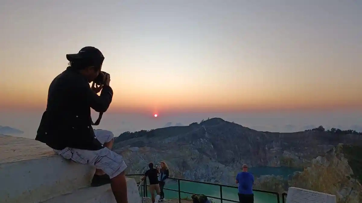 Cerita Wisatawan Domestik Mengejar Sunrise di Puncak Danau Kelimutu Ende