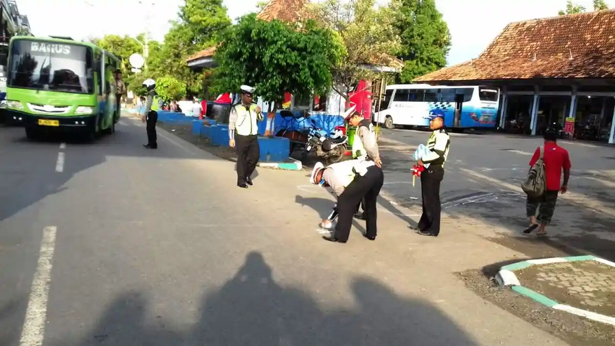 Duh, Kakek Pengendara Sepeda Tewas Tertabrak Bus di Depan Terminal Kota Rembang