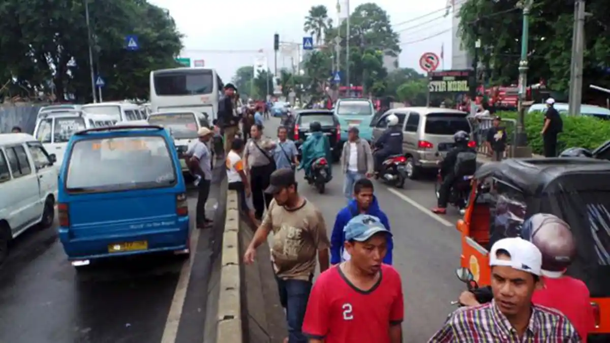 Ribuan Sopir Angkot Demo di Terminal Lebak Bulus