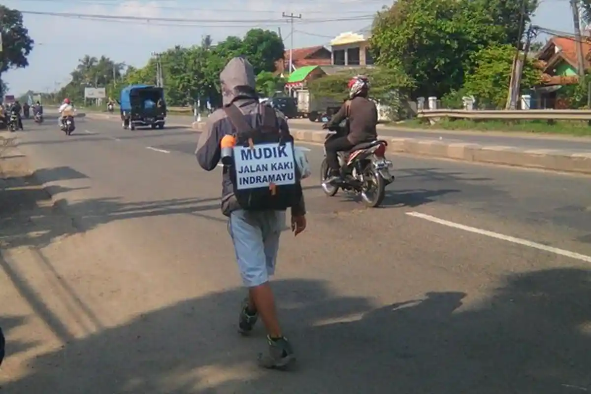 VIRAL! Kuli Bangunan Ini Nekat Mudik dengan Jalan Kaki dari Jakarta ke Indramayu