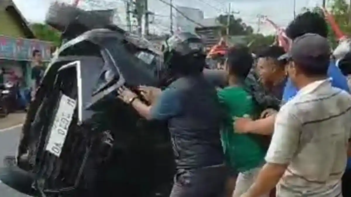 Niat Kuliner ke Bebek Sinjay, Avanza Bermuatan 4 Nenek Terguling di Bangkalan