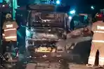 Petugas-evakuasi-truk-Colt-Diesel-yang-dilaporkan-terbakar-saat-diparkir-di-Dusun-Nglumbang-kediri.jpg