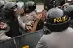 Mahasiswa Bentrok dengan Polisi