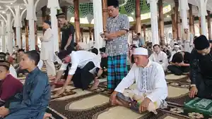 Masyarakat-Jambi-di-Masjid-Agung-Al-Falah.jpg